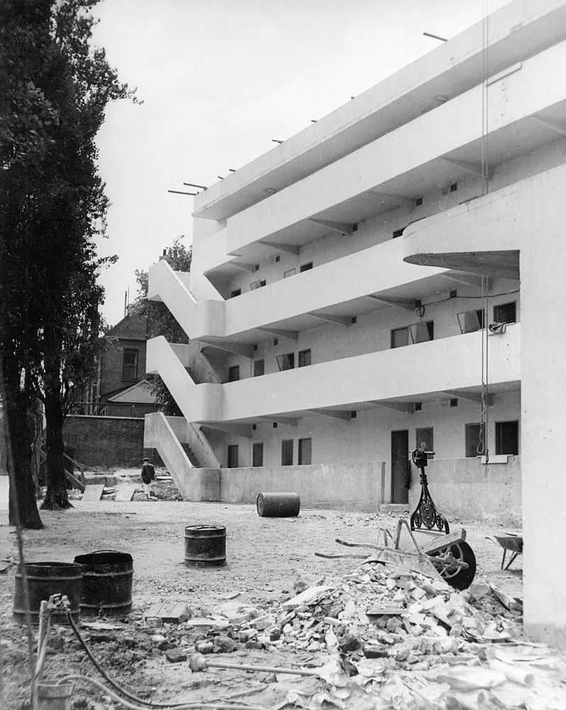 Image credit: Edith Tudor-Hart, courtesy of Wolf Suschitzky. Pritchard commissioned Edith Tudor-Hart to photograph the construction of the Lawn Road Flats, 1934.