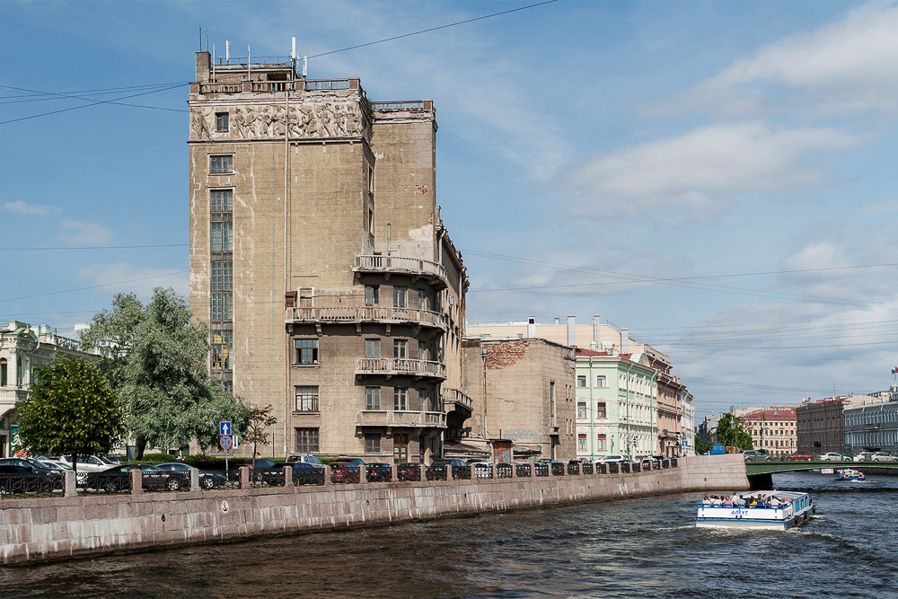 The river runs past the Student Commune House, Moskwa river, Moscow