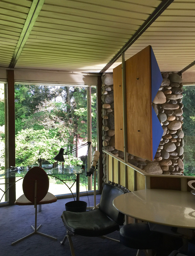 view of desk and cupboards villa Kolb switzerland