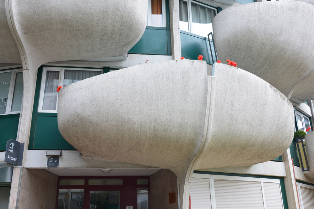 detailed image of les choux balcony 