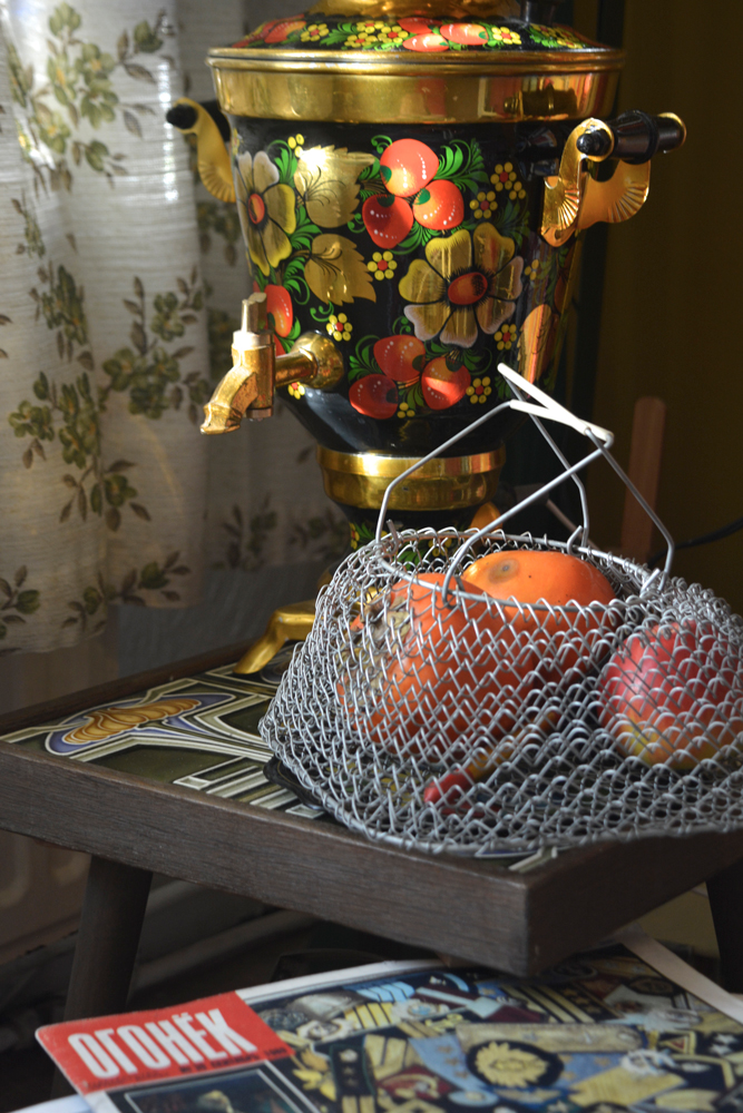 red samova oranges in mesh fruit bowl 