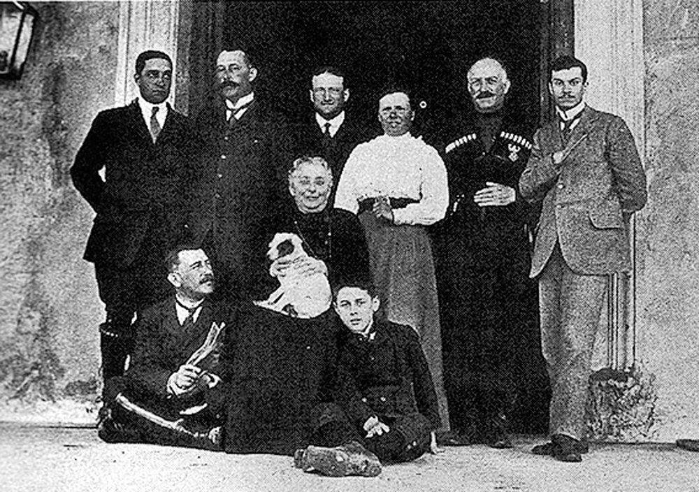 pre ww1 family photo with a young Serge seating on the floor in front of his family 