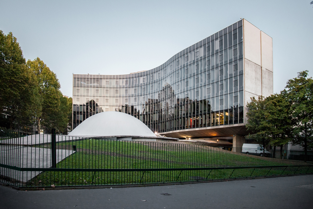 looking towards entrance and raised concrete area niemeyer in paris 