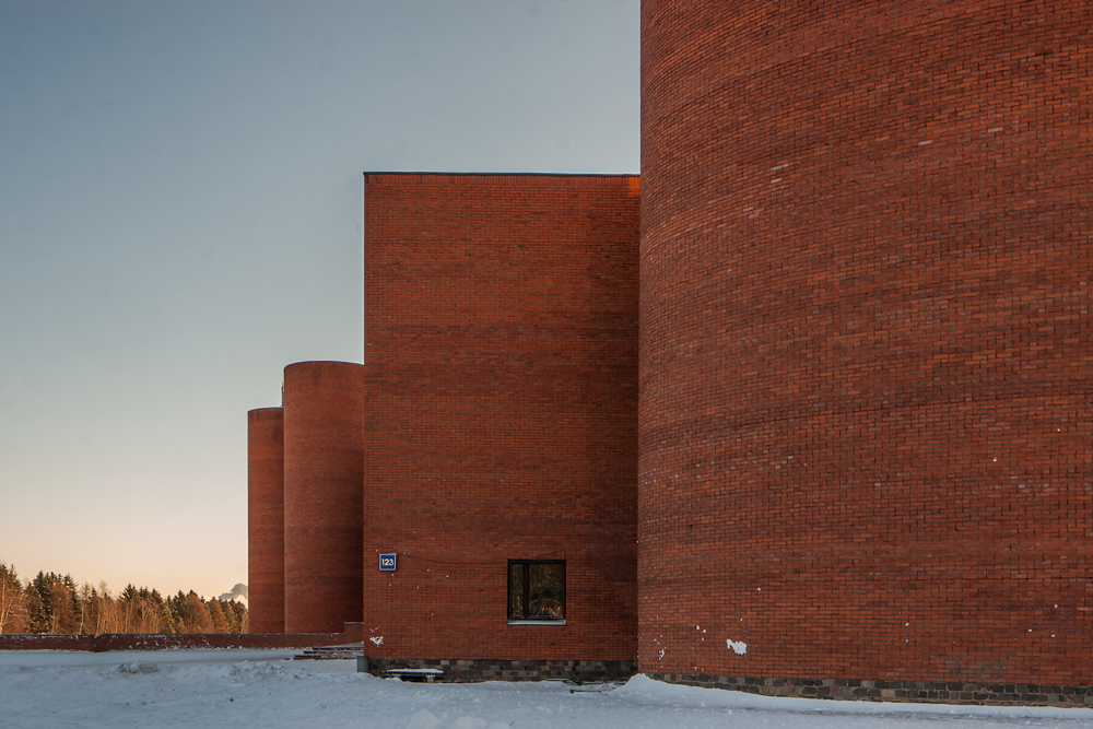 red brick exterior with snow underfoot of museum moscow