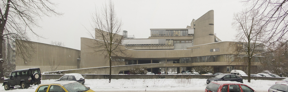 entrance to brutalist design of hygieneinstitut