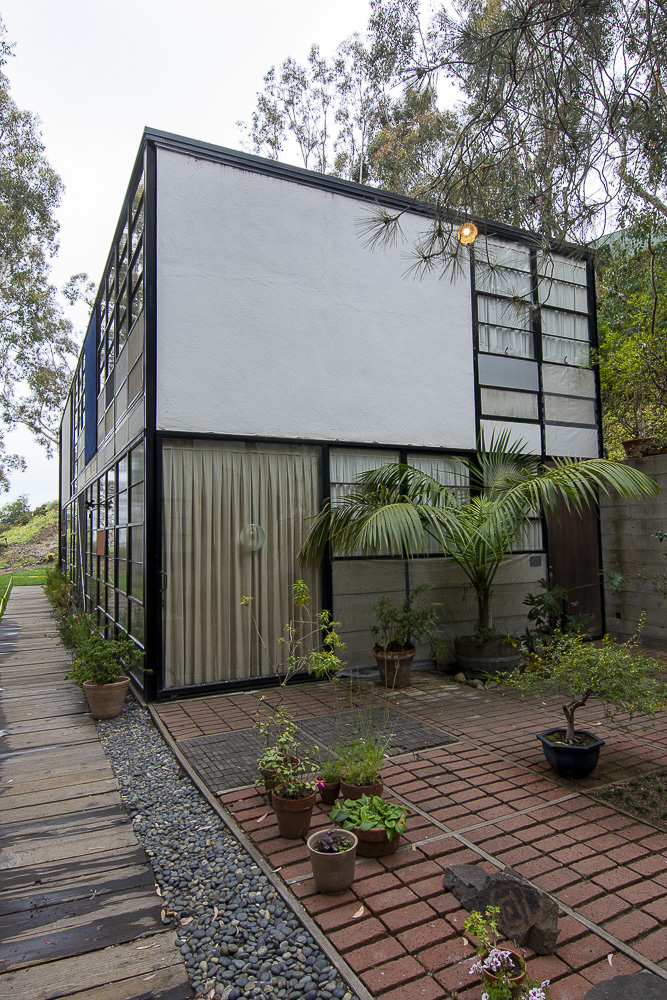 The Eames House is divided intotwo wings, separate blocks, linked by a terrace with planters