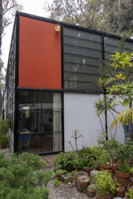 Approaching from the drive, the eastern end of the Eames House