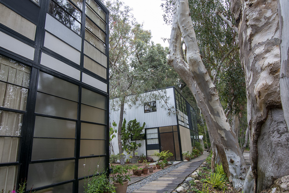 Shot of the two blocks of the Eames House