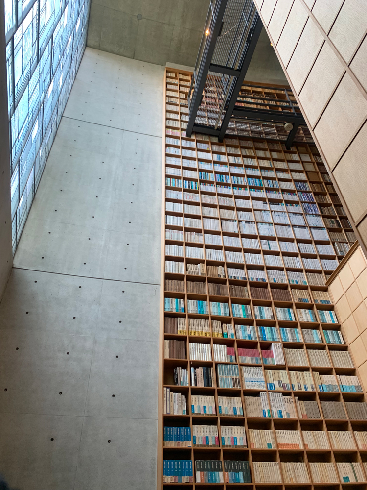 wall of books shiba ryotaro