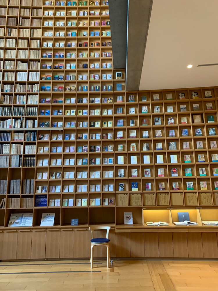 wall of books Shiba Ryotara museum
