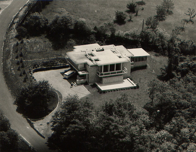 The Kerson House Landis Gores designed this beautiful modernist house built in 1948. Gores, an outstanding intellect and volunteer for war service, in which he distinguished himself, worked with Philip Johnson after WWII who, by then was trying desperately to play down his years as a loud and active fan of Adolf Hitler.