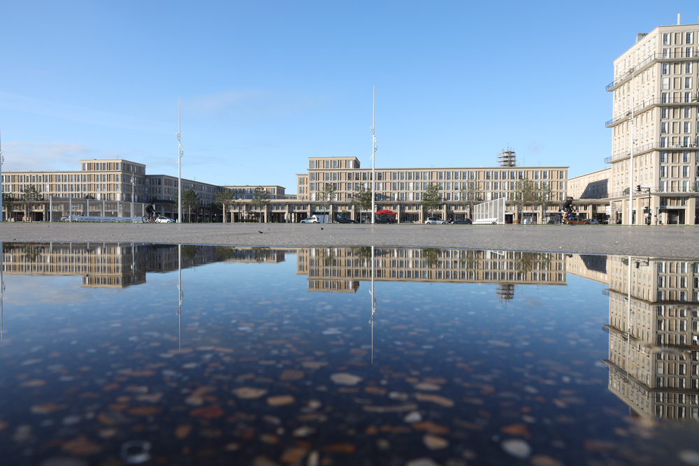 quai southampton reflected in water